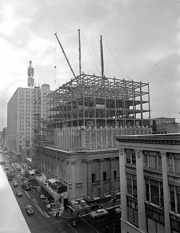 Minneapolis Federal Reserve Bank, Looking northwest along Marquette Avenue