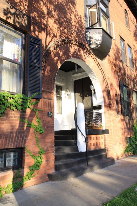 Portland Terrace, Recessed entrance on Kent Street.